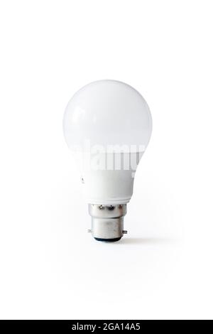 Energiesparende LED-Glühbirne mit Bajonettverschluss, traditionell geformt, isoliert vor weißem Hintergrund, mit Abschneideweg Stockfoto