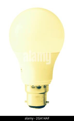 Energiesparende LED-Glühbirne mit Bajonettverschluss, traditionell geformt, isoliert vor weißem Hintergrund, mit Abschneideweg Stockfoto