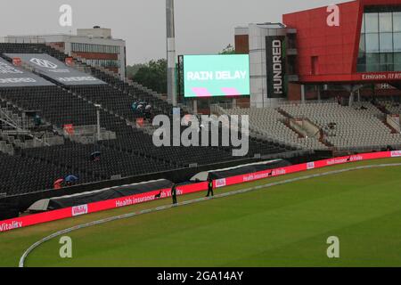 Manchester, Großbritannien. Juli 2021. Da der Himmel bei Old Trafford dunkler wird, wird ein Rain Delay angekündigt, heute in Manchester, Großbritannien, am 7/28/2021 zu spielen. (Foto von Conor Molloy/News Images/Sipa USA) Quelle: SIPA USA/Alamy Live News Stockfoto