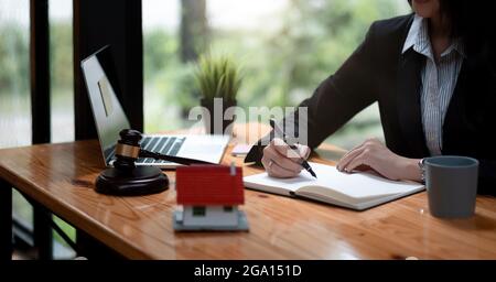 Richter Gavel mit Justizanwälten, Business Waam in Klage oder Anwalt arbeiten an einem Dokument. Rechtsrecht, Beratung und Justiz- und Immobilienkonzept Stockfoto