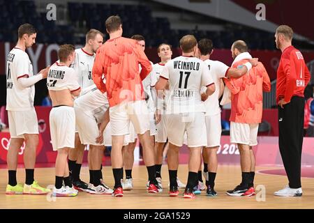 Tokio, Japan. Juli 2021. Handball: Olympische Spiele, Frankreich - Deutschland, Vorrunde, Gruppe A, Matchday 3. Die deutsche Mannschaft enttäuscht. Quelle: Swen Pförtner/dpa/Alamy Live News Stockfoto