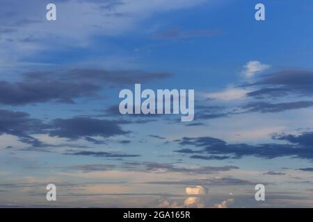 Der Abend ist bewölkt mit Wolken in Stufen und Haufenwolken Stockfoto