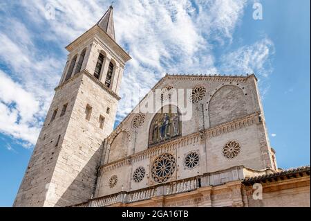 Ein Detail der schönen Fassade des alten Doms von Santa Maria Assunta in Spoleto, Italien, vor einem dramatischen Himmel Stockfoto