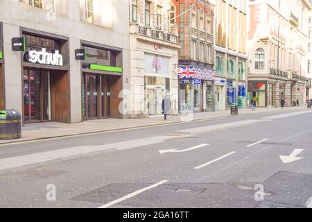 Während der Coronavirus-Sperre wurden die Geschäfte in einer ruhigen Oxford Street geschlossen. London, Großbritannien 24. Februar 2021. Stockfoto