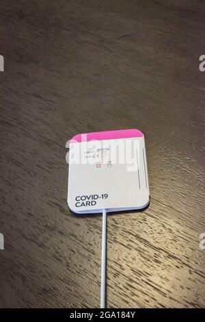 COVID-19 PCR-Heimtestkits werden immer prominenter und erschwinglicher, wie dieser Mann zeigt, der einen Test in seinem Haus abnimmt. Stockfoto