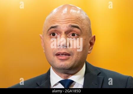 Gesundheitsminister Sajid Javid spricht mit den Medien während eines Besuchs einer Pop-up-Impfstelle im Little Venice Sports Centre im Westen Londons. Bilddatum: Mittwoch, 28. Juli 2021. Stockfoto