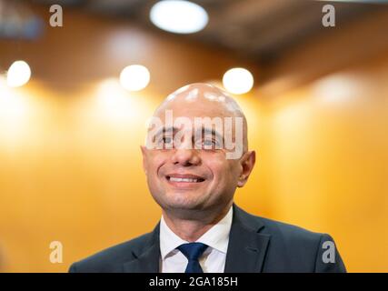 Gesundheitsminister Sajid Javid spricht mit den Medien während eines Besuchs einer Pop-up-Impfstelle im Little Venice Sports Centre im Westen Londons. Bilddatum: Mittwoch, 28. Juli 2021. Stockfoto