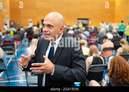 Gesundheitsminister Sajid Javid spricht mit den Medien während eines Besuchs einer Pop-up-Impfstelle im Little Venice Sports Centre im Westen Londons. Bilddatum: Mittwoch, 28. Juli 2021. Stockfoto