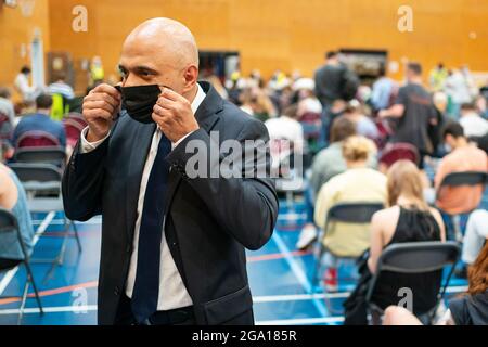 Gesundheitsminister Sajid Javid spricht mit den Medien während eines Besuchs einer Pop-up-Impfstelle im Little Venice Sports Centre im Westen Londons. Bilddatum: Mittwoch, 28. Juli 2021. Stockfoto