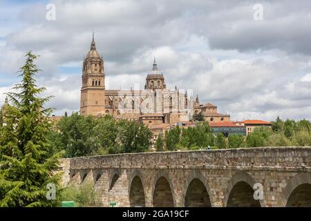 Salamanca / Spanien - 05 12 2021: Herrliche Aussicht auf die Innenstadt von Salamanca, mit einem gotischen Gebäude an der Kathedrale von Salamanca und der Universität von Salaman Stockfoto