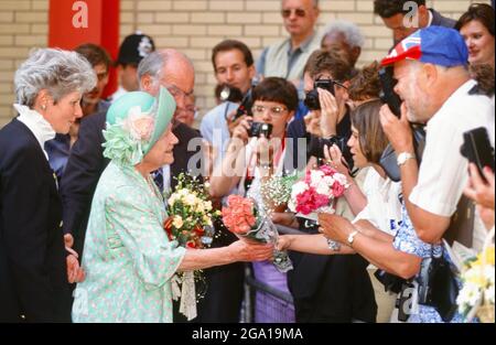 Königin Elisabeth, die Königin Mutter, erhält Blumensträuße von königlichen Brunnenbehern. 150 Jahre St. Mary's Hospital, Paddington, London. GROSSBRITANNIEN 27.06.1995 Stockfoto