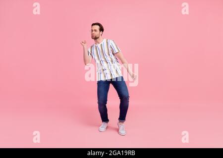 In voller Länge Körpergröße Foto Mann in lässiger Kleidung tanzen auf Party isoliert pastellrosa Farbe Hintergrund Stockfoto