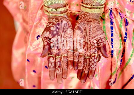Indische Braut am Vorabend ihrer hinduistischen oder indischen Hochzeitszeremonie mit Henna auf der Hand Stockfoto