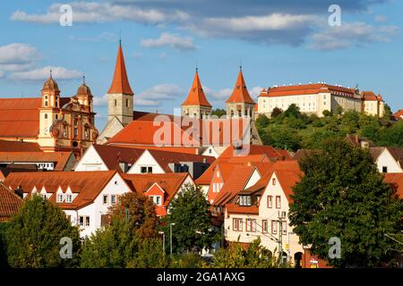 Ellwangen: Ansicht mit lutherischer Kirche (links), Türmen der Basilika St. Vitus und Schloss Ellwangen, Kreis Ostalb, Baden-Württemberg, Deutschland Stockfoto