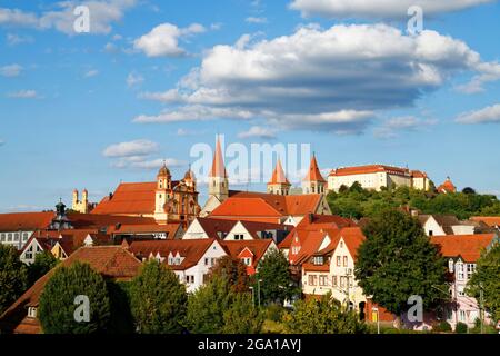 Ellwangen: Ansicht mit lutherischer Kirche (links), Türmen der Basilika St. Vitus und Schloss Ellwangen, Kreis Ostalb, Baden-Württemberg, Deutschland Stockfoto