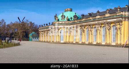 Fassade des Schlosses Sanssouci in Potsdam, Deutschland in springррhh Stockfoto