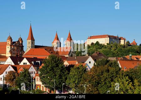 Ellwangen: Ansicht mit lutherischer Kirche (links), Türmen der Basilika St. Vitus und Schloss Ellwangen, Kreis Ostalb, Baden-Württemberg, Deutschland Stockfoto