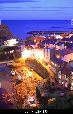 Ferienhäuser und Boote bei Twilight staithes yorkshire vereinigtes Königreich Stockfoto