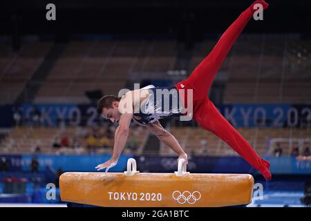 Tokio, Japan. Juli 2021. Samuel Mikulak aus den Vereinigten Staaten führt seine Routine auf dem Paukenpferd am Mittwoch, den 28. Juli 2021, während des Allrounder-Finales der Männer im Ariake Gymnastik Center bei den Olympischen Spielen in Tokio, Japan, durch. Foto von Richard Ellis/UPI Credit: UPI/Alamy Live News Stockfoto