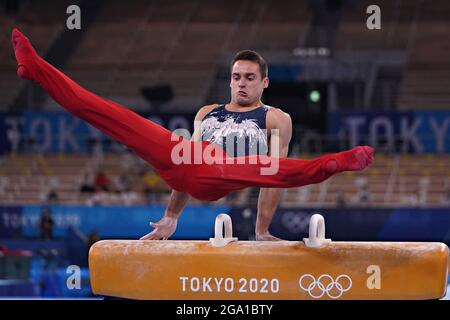 Tokio, Japan. Juli 2021. Samuel Mikulak aus den Vereinigten Staaten führt seine Routine auf dem Paukenpferd am Mittwoch, den 28. Juli 2021, während des Allrounder-Finales der Männer im Ariake Gymnastik Center bei den Olympischen Spielen in Tokio, Japan, durch. Foto von Richard Ellis/UPI Credit: UPI/Alamy Live News Stockfoto