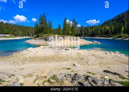 Kleine Insel mitten im Caumasee (Caumasee) mit kristallklarem Wasser in wunderschöner Berglandschaft bei Flims, Graubünden - Schweizlan Stockfoto