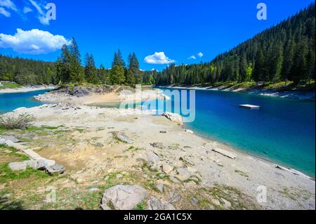 Kleine Insel mitten im Caumasee (Caumasee) mit kristallklarem Wasser in wunderschöner Berglandschaft bei Flims, Graubünden - Schweizlan Stockfoto