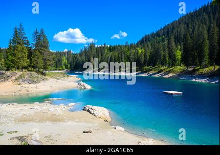 Kleine Insel mitten im Caumasee (Caumasee) mit kristallklarem Wasser in wunderschöner Berglandschaft bei Flims, Graubünden - Schweizlan Stockfoto