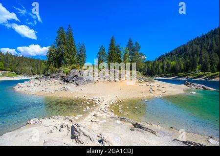 Kleine Insel mitten im Caumasee (Caumasee) mit kristallklarem Wasser in wunderschöner Berglandschaft bei Flims, Graubünden - Schweizlan Stockfoto