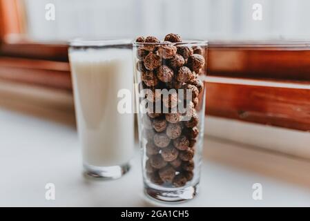 Milch und Schokoladenkugeln. Frühstück. Stockfoto