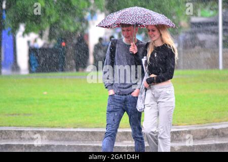 Manchester, Großbritannien. Juli 2021. UK Wetter: Gewitter und Starkregen in Manchester, UK. Die Menschen versuchen, den Regen im Stadtzentrum zu vermeiden. Quelle: Terry Waller/Alamy Live News Stockfoto