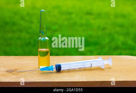 Fläschchen und Spritze auf weißem Hintergrund. Impfungen und Impfungen Stockfoto