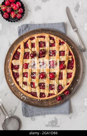 Hausgemachter Kirschkuchen mit frischen Kirschen auf weißem Hintergrund, Draufsicht Stockfoto