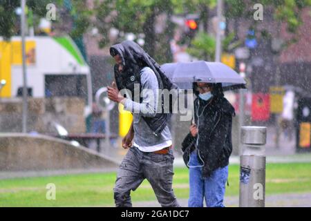 Manchester, Großbritannien. Juli 2021. UK Wetter: Gewitter und Starkregen in Manchester, UK. Die Menschen versuchen, den Regen im Stadtzentrum zu vermeiden. Quelle: Terry Waller/Alamy Live News Stockfoto