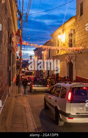 POTOSI, BOLIVIEN - 17. APRIL 2015: Blick auf eine Straße in einem historischen Zentrum von Potosi, Bolivien. Stockfoto