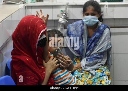 Dhaka. Juli 2021. Das am 28. Juli 2021 aufgenommene Foto zeigt einen Dengue-Patienten mit Sauerstoffmaske in einem Krankenhaus in Dhaka, Bangladesch. Insgesamt wurden in Bangladesch 24 neue Dengue-Fälle für die Zeit von 8:00 Stunden bis Mittwoch um 153 Uhr Ortszeit gemeldet, die höchste Zahl an einem einzigen Tag in diesem Jahr. Mit den am Mittwoch gemeldeten Neuinfektionen ist die Zahl der Dengue-Fälle in Bangladesch landesweit auf 2,098 gestiegen, wobei bisher vier Todesfälle vermutet wurden, sagte die Generaldirektion für Gesundheitsdienste (DGHS) am Mittwoch. Quelle: Xinhua/Alamy Live News Stockfoto