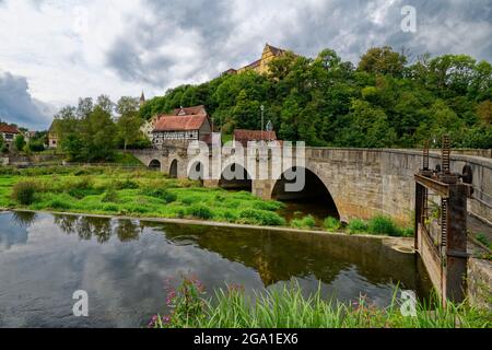 Kirchberg an der Jagst: Stadtansicht mit Jagstbrücke und Burg Kirchberg, Hohenlohe, Landkreis Schwäbisch Hall, Baden-Württemberg, Deutschland Stockfoto