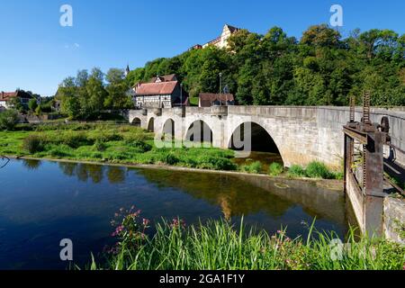 Kirchberg an der Jagst: Stadtansicht mit Jagstbrücke und Burg Kirchberg, Hohenlohe, Landkreis Schwäbisch Hall, Baden-Württemberg, Deutschland Stockfoto