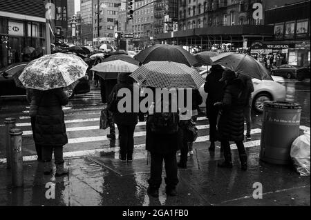 Fußgänger an der Canal & Centre Street an einem regnerischen Tag in New York Stockfoto