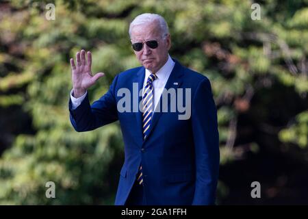 Washington, Usa. Juli 2021. US-Präsident Joe Biden verlässt das Weiße Haus nach Lehigh Valley, Pennsylvania, wo er sein Infrastrukturpaket in Washington, DC, USA, ausarbeiten wird, 28. Juli, 2021. Quelle: SIPA USA/Alamy Live News Stockfoto