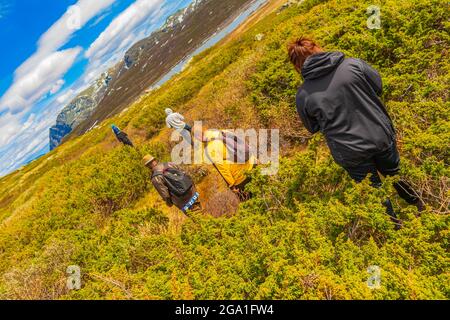 Viken Norwegen 09. Juni 2016 Wanderer und Touristen in rauer Landschaft des Vavatn Sees und der Berge im Sommer in Hemsedal Norwegen. Stockfoto