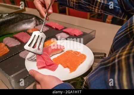 Lachs-Sashimi auf dem Teller, japanisches Speisebuffet Stockfoto