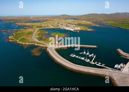 Luftaufnahme von der Drohne des Hafens und des Dorfes Lochboisdale auf der Insel South Uist in den Äußeren Hebriden, Schottland, Großbritannien Stockfoto