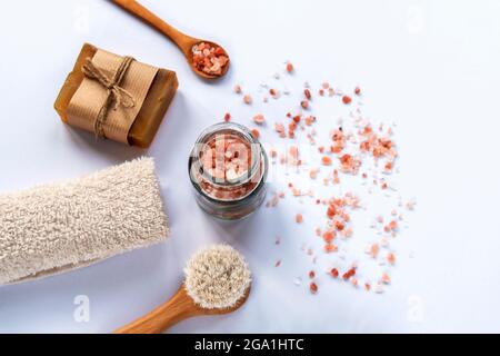 Naturkosmetik, Seife, himalaya-Salz, Gesichtsbürste, Handtuch auf weißem Tisch. Kein Abfall, Kunststoff-frei. Nachhaltiges Lifestyle-Konzept. Draufsicht. Stockfoto