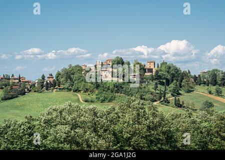 Das Dorf Castello di Serravalle - Schloss von Serravalle im Frühling von Süden aus gesehen. Provinz Bologna, Emilia und Romagna, Italien Stockfoto