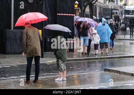 Charing Cross, London, Großbritannien. Juli 2021. UK Wetter: Starker Regen in London. Kredit: Matthew Chattle/Alamy Live Nachrichten Stockfoto