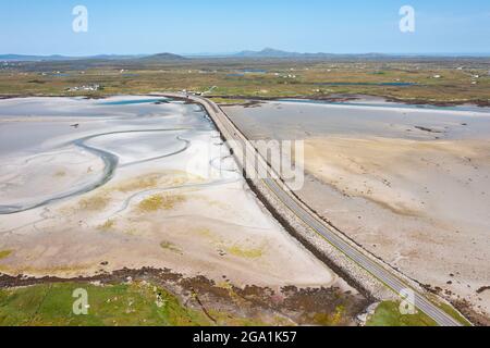 Luftaufnahme von der Drohne des Benbecula-Damm, der die Inseln von Benbecula (oben) mit South Uist in den Äußeren Hebriden, Schottland, Großbritannien verbindet Stockfoto