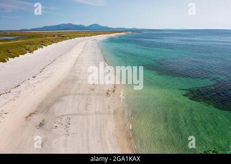 Luftaufnahme von einer Drohne aus weißem Sand am Strand an der Westküste der Insel Benbecula mit Blick nach Süden nach South Uist, Äußere Hebriden, Schottland, Großbritannien Stockfoto