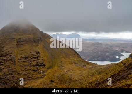 Quinag mit Suilven in der Ferne, Assynt, Sutherland, Nordwesthochland von Schottland Stockfoto