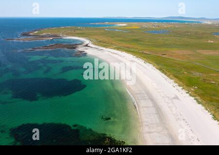 Luftaufnahme von einer Drohne aus weißem Sand am Strand an der Westküste der Insel Benbecula, Äußere Hebriden, Schottland, Großbritannien Stockfoto