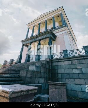 Steintreppe und Marmorskulpturen von der Seite der Ostfassade. Stockfoto